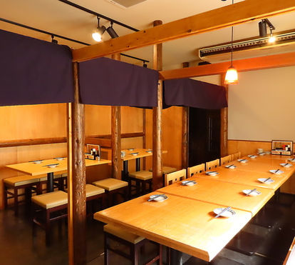 北海道観光大使が推薦する地元の居酒屋、北海道の海鮮料理と活気ある雰囲気