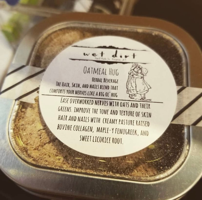 oatmeal hug tea tin. "ease overworkes nerves with oats and their greens. improve the tone and texture of skin, hair, and nails with creamy pasture raised bovine collagen, maple-y fenugreek and sweet licorice root.
