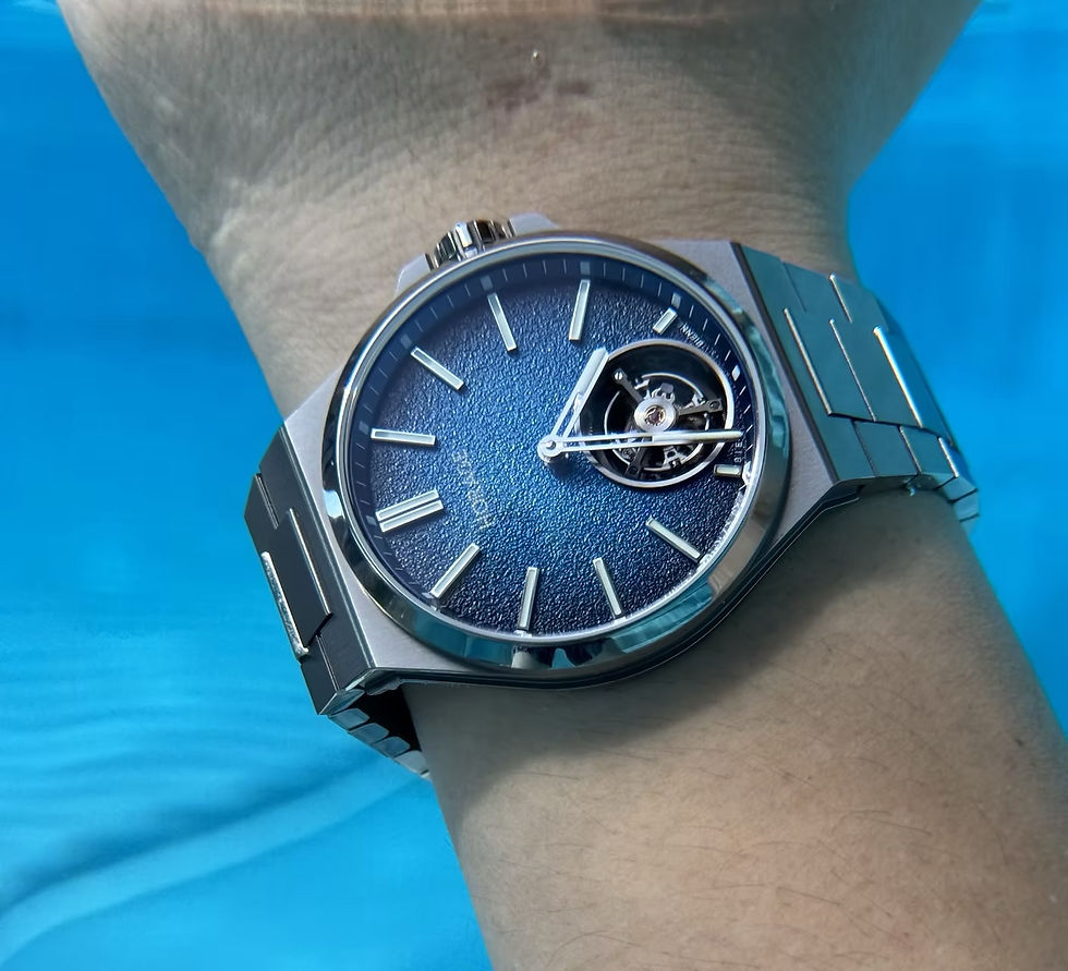 在泳池中的Autark Tourbillon