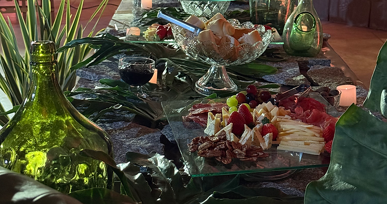 Mesa com produtos locais e espumantes da Vinícola Pétria valorizando os sabores e tradições de Cotiporã.
