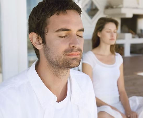 homme qui médite yeux fermés