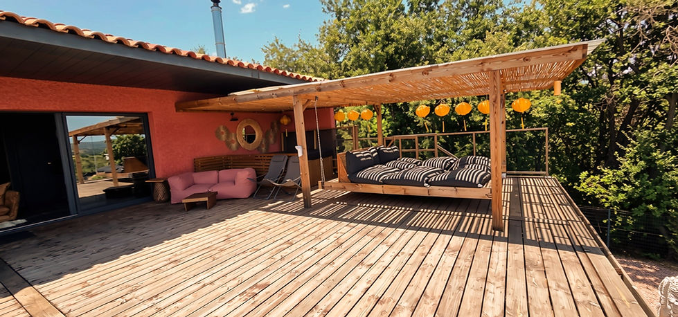 Lit géant suspendu face au paysage pour un séjour romantique près de Montpellier