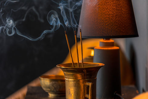 ambiance avec encens et abatjour