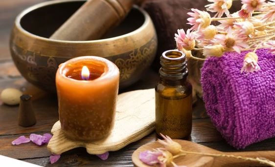 photo couleur d'une bougie, gong et huile