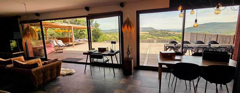Deux fauteuils face à la vue panoramique sur les terres rouges du Salagou