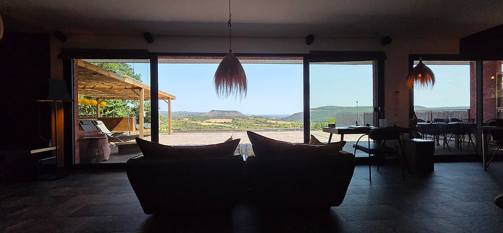 Deux fauteuils face aux terres rouges du Salagou à VILLA LÂO