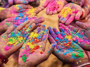 photo de poudres colorées sur des mains