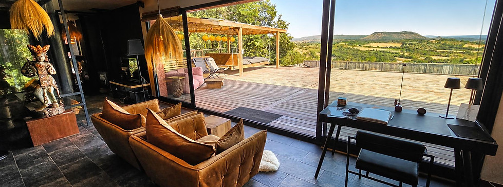 Vue panoramique sans vis-à-vis sur les terres rouges du Salagou depuis VILLA LÂO
