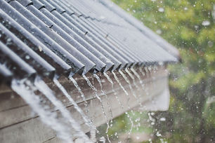 屋根の上の雨