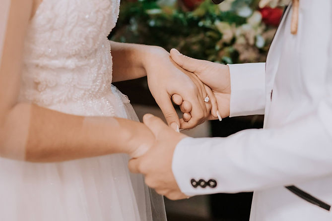 Pareja de novios en su boda con música en directo
