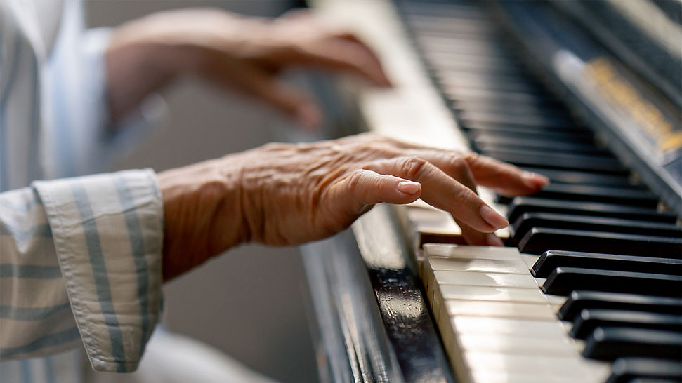 Persona mayor tocando el piano