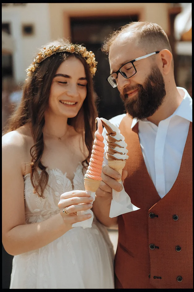 Sesja ślubna, sesja Pszczyna, fotograf ślubny, kamerzysta na wesele, dj na wesele, pozy dla pary, fotograf na wesele, park w Pszczynie, sesja w lesie, sesja w parku, sala weselna Pszczyna
