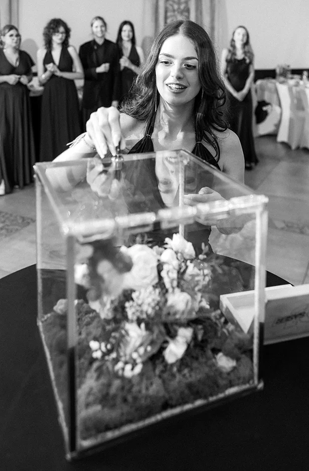 Fotografia ślubna przedstawiająca naturalne emocje i detale z dnia ślubu