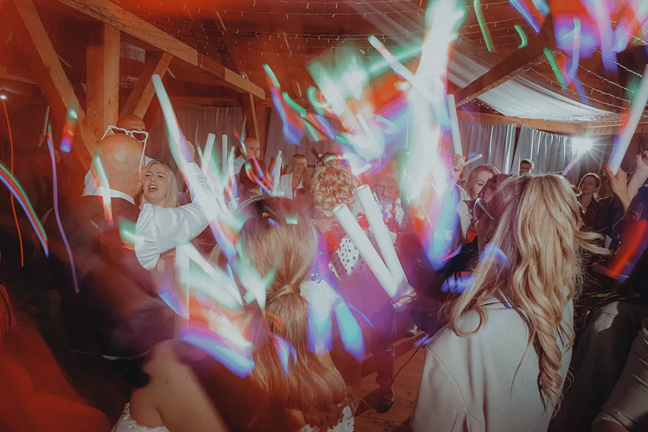 Fotograf Kraków, reportaż ślubny z sali weselnej w Małopolsce, styl rustykalny, kamerzysta, wedding content creator Kraków