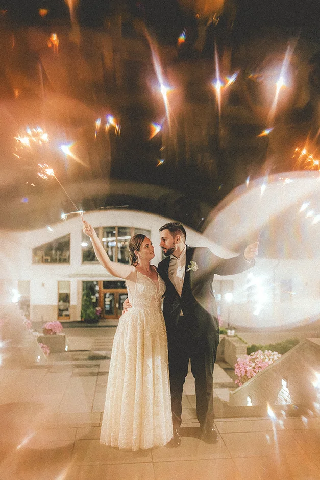 Magiczne zdjęcia z zimnymi ogniami na tle jeziora.