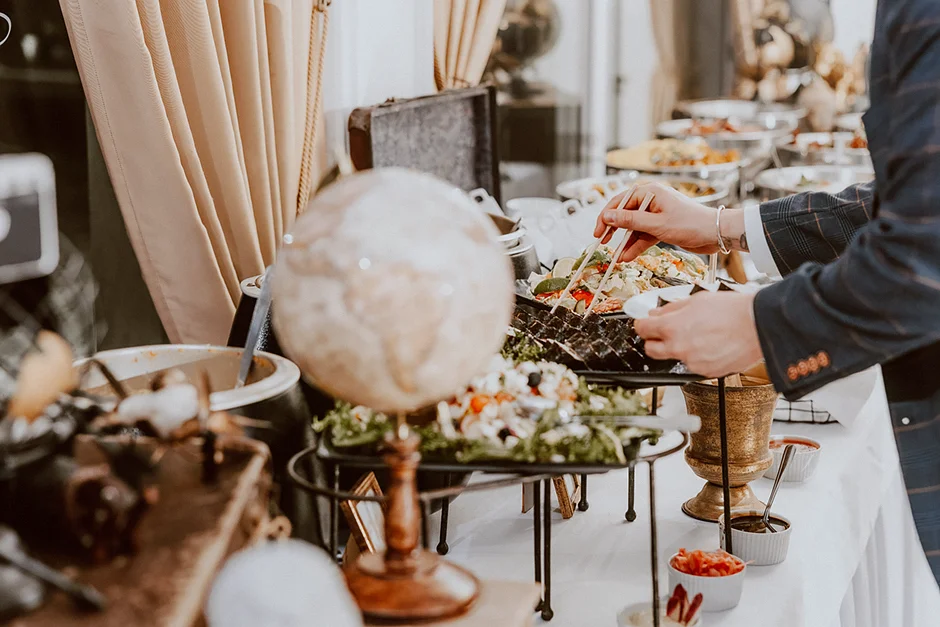 Sala weselna "Romeo i Julia" w Szczyrku to idealne miejsce na romantyczne przyjęcie w klimacie włoskiej winnicy. Połączenie rustykalnego wystroju, górskich widoków i ciepłej atmosfery tworzy wyjątkową scenerię dla niezapomnianego wesela w stylu toskańskim.