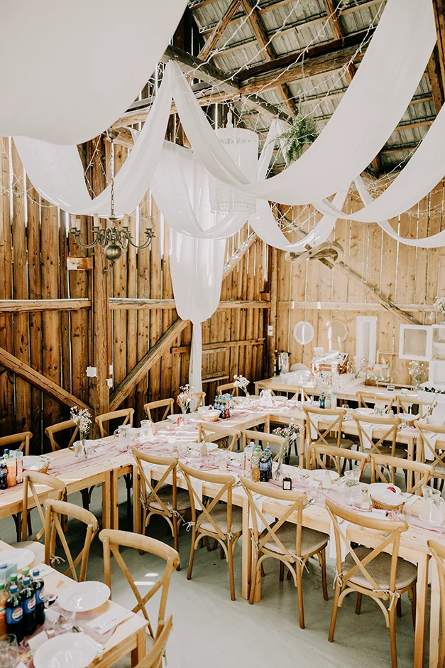 Fotograf Kraków, reportaż ślubny z sali weselnej w Małopolsce, styl rustykalny, kamerzysta, wedding content creator Kraków