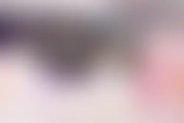 Para Młoda w blasku reflektorów wykonuje swój pierwszy taniec jako małżeństwo.
