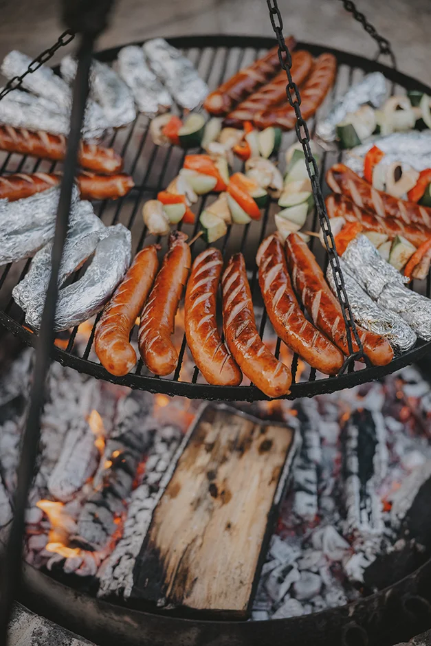 Fotograf Kraków, reportaż ślubny z sali weselnej w Małopolsce, styl rustykalny, kamerzysta, wedding content creator Kraków