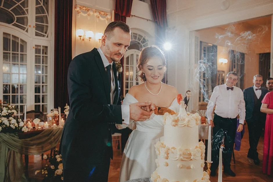 Tort weselny – pyszna dekoracja na stole