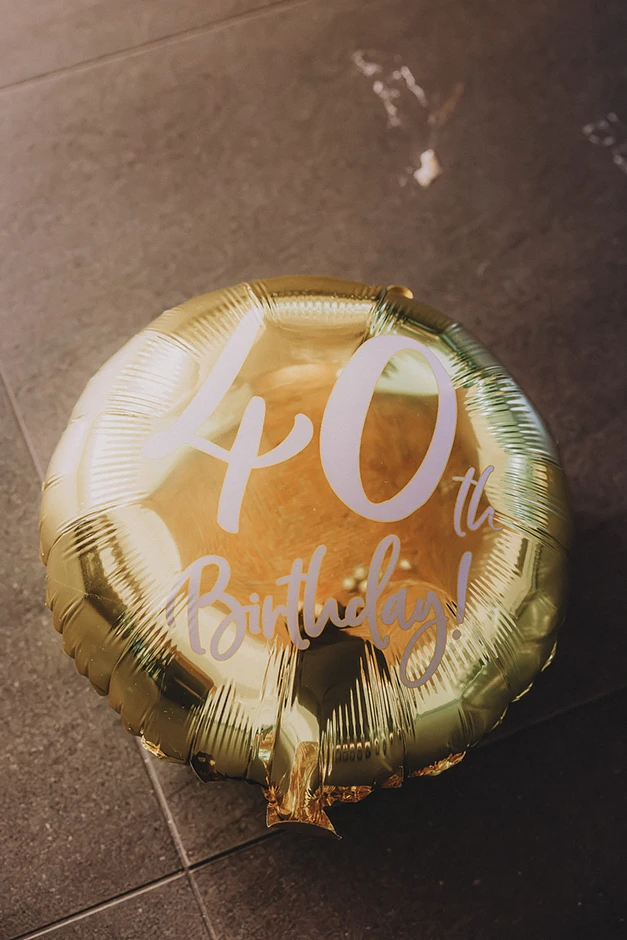 Fotoreportaż z urodzin, fotograf na urodziny. Sala balowa w Zamku Lubliniec udekorowana balonami i kwiatami, goście bawią się przy muzyce.a