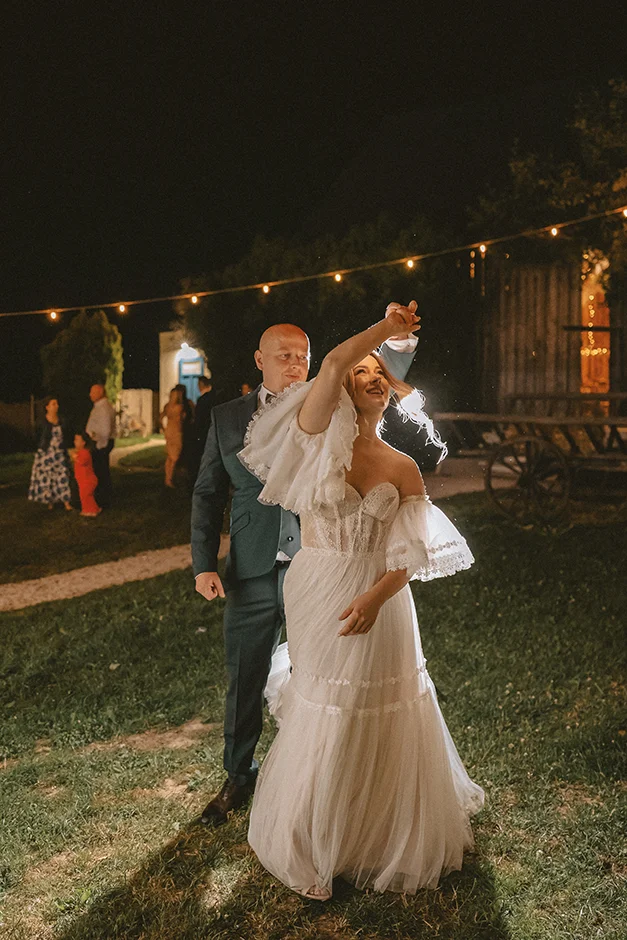 Fotograf Kraków, reportaż ślubny z sali weselnej w Małopolsce, styl rustykalny, kamerzysta, wedding content creator Kraków