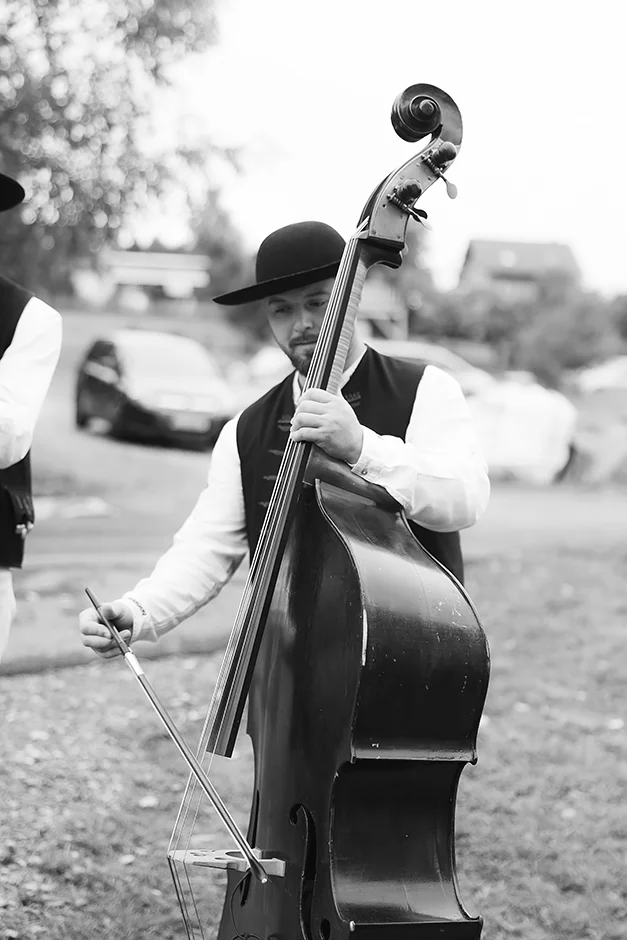Fotograf Koniaków – naturalny reportaż ślubny Agaty i Marka w Pod Ochodzitą, emocje i górski klimat