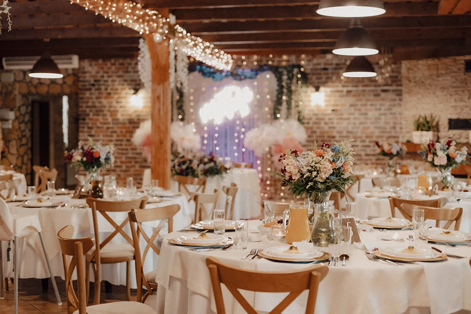 Zdjęcie sali weselnej w Zajeździe pod Dębami w Chrzanowie – Elegancka sala weselna z dekoracjami, idealna na przyjęcie weselne w Chrzanowie.