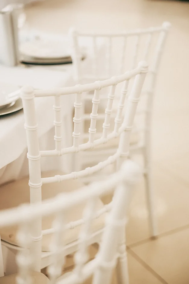 Sala weselna "Romeo i Julia" w Szczyrku to idealne miejsce na romantyczne przyjęcie w klimacie włoskiej winnicy. Połączenie rustykalnego wystroju, górskich widoków i ciepłej atmosfery tworzy wyjątkową scenerię dla niezapomnianego wesela w stylu toskańskim.