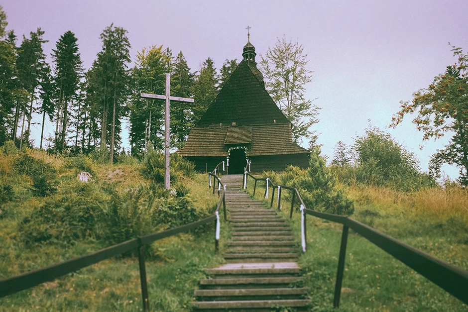 Sala weselna Istebna, Kościół Podwyższenia Krzyża Świętego, Wesele Po Zbóju, Plener ślubny Istebna, fotograf na ślub Istebna, wesele Dwór Kukuczka Restauracja, wesele Halniakowy Dwór, wesele Karczma Olza, wesele Złoty Groń, wesele Kompleks Zagroń, fotograf Studio Beskid, fotograf Natalia Pilch, fotograf Bartłomiej Zając, sala weselna Cieszyn, fotograf ślub Cieszyn