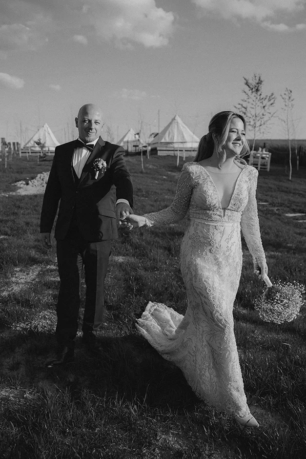 Fotograf Kraków, reportaż ślubny z sali weselnej w Małopolsce, styl rustykalny, kamerzysta, wedding content creator Kraków