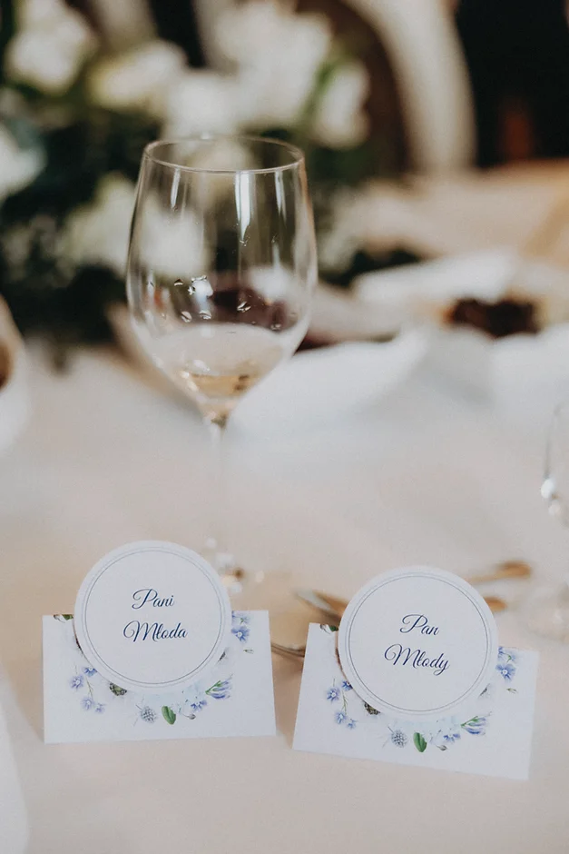 lenerowa ceremonia pod błękitnym niebem, wejście Pary Młodej wśród kwiatów, ikoniczny Cadillac Sedan DeVille przed pałacem, pałacowe wnętrza pełne blasku.