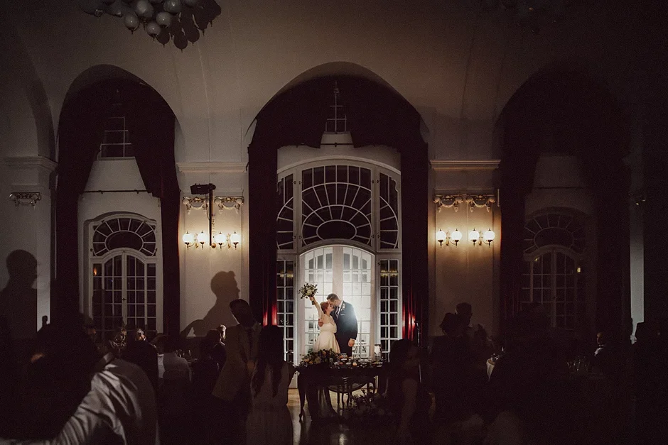 Nocna sesja zdjęciowa – romantyczne ujęcia przy świetle księżyca