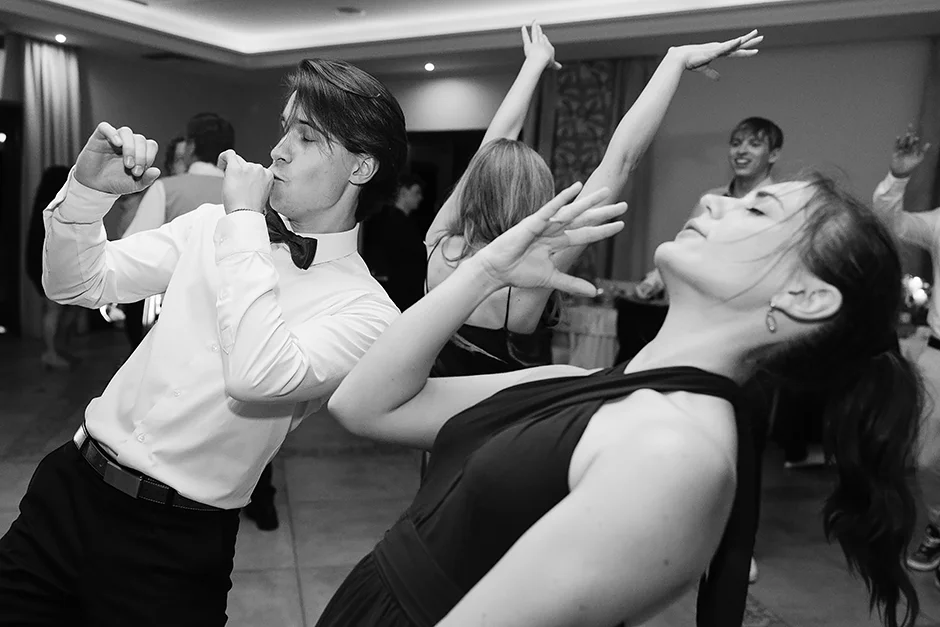 Fotografia ślubna przedstawiająca naturalne emocje i detale z dnia ślubu