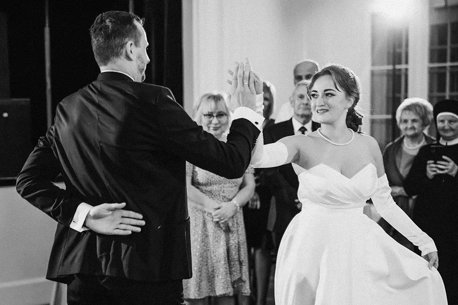 Pierwszy taniec Pary Młodej – romantyczny moment na parkiecie