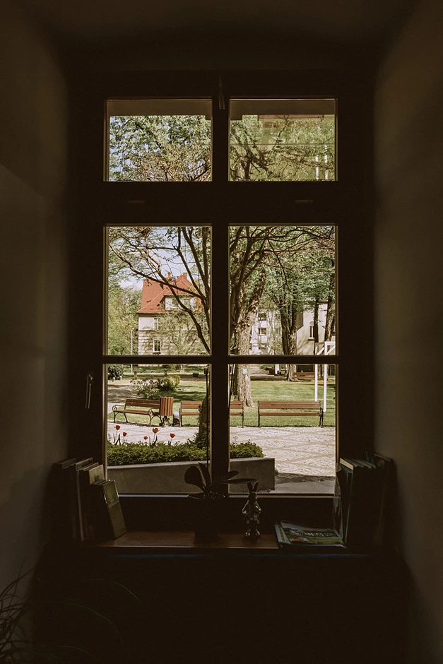 Fotoreportaż z urodzin, fotograf na urodziny. Sala balowa w Zamku Lubliniec udekorowana balonami i kwiatami, goście bawią się przy muzyce.a