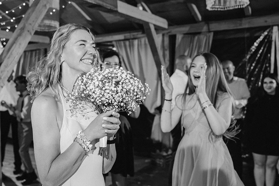 Fotograf Kraków, reportaż ślubny z sali weselnej w Małopolsce, styl rustykalny, kamerzysta, wedding content creator Kraków