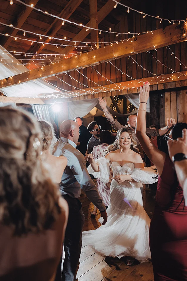 Fotograf Kraków, reportaż ślubny z sali weselnej w Małopolsce, styl rustykalny, kamerzysta, wedding content creator Kraków