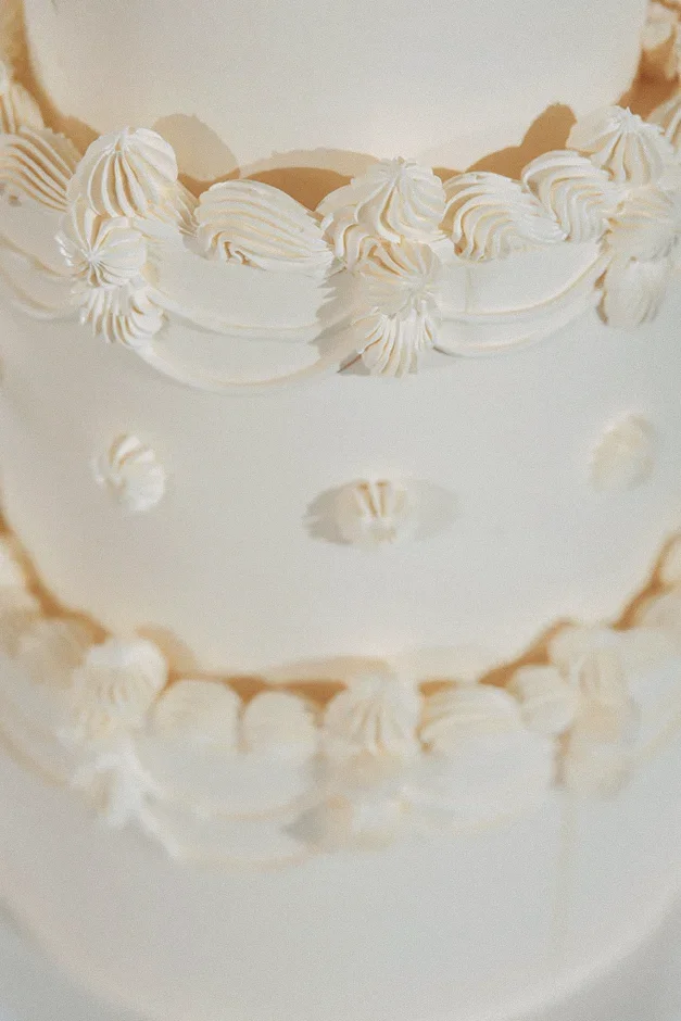 Tort weselny – pyszna dekoracja na stole