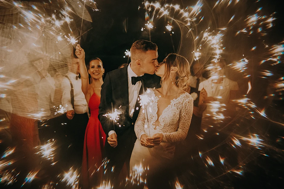 Ślub w plenerze Kraków, ślub humanistyczny Kraków, fotograf ślubny Kraków, wesele Ogród Brzoskwinia, sala weselna małopolskie, plener ślubny Morskie Oko, plener ślubny w górach, Crystal Palace, Sala Weselna Tiffany,  Pałac Goetz, Pałac pod Baranami, Dwór Sieraków, Stara zajezdnia Kraków, Cztery Kadry, Malachite Meadow, Marcin Orzolek