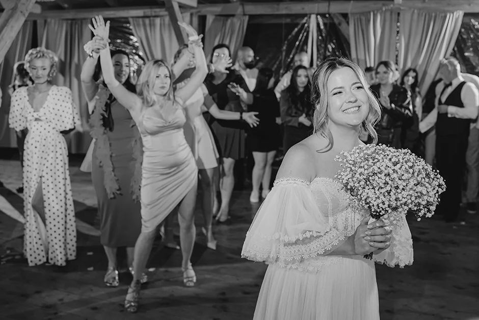 Fotograf Kraków, reportaż ślubny z sali weselnej w Małopolsce, styl rustykalny, kamerzysta, wedding content creator Kraków