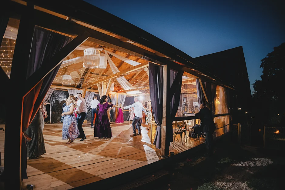 Fotograf Kraków, reportaż ślubny z sali weselnej w Małopolsce, styl rustykalny, kamerzysta, wedding content creator Kraków