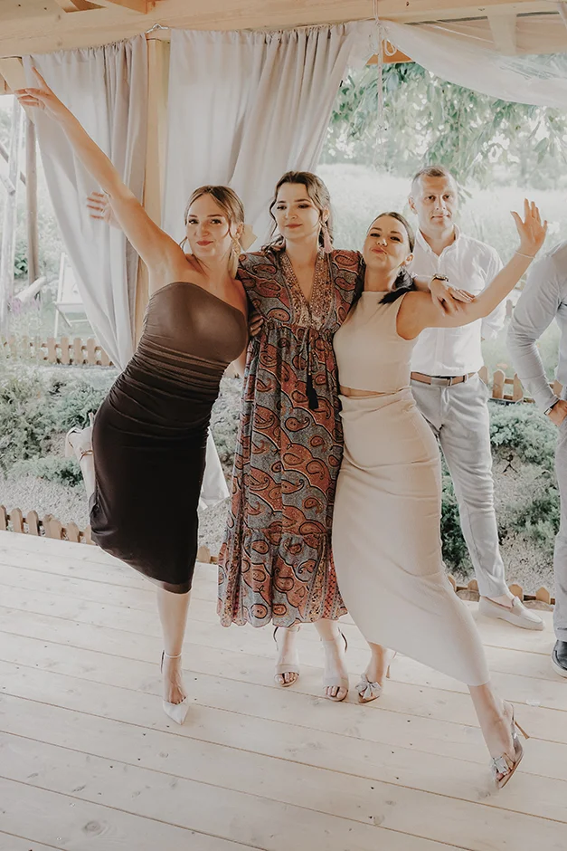 Fotograf Kraków, reportaż ślubny z sali weselnej w Małopolsce, styl rustykalny, kamerzysta, wedding content creator Kraków