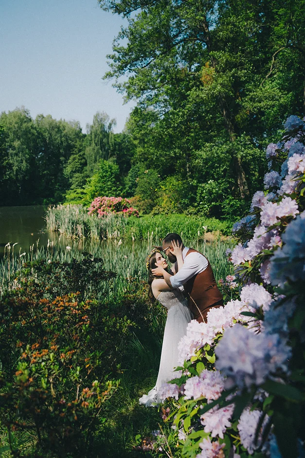 Sesja ślubna, sesja Pszczyna, fotograf ślubny, kamerzysta na wesele, dj na wesele, pozy dla pary, fotograf na wesele, park w Pszczynie, sesja w lesie, sesja w parku, sala weselna Pszczyna