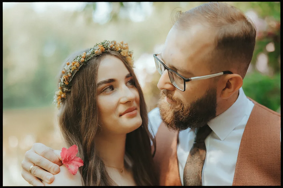 Sesja ślubna, sesja Pszczyna, fotograf ślubny, kamerzysta na wesele, dj na wesele, pozy dla pary, fotograf na wesele, park w Pszczynie, sesja w lesie, sesja w parku, sala weselna Pszczyna