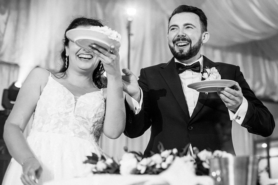 Przepiękny tort weselny, idealnie dopasowany do stylu wesela.
