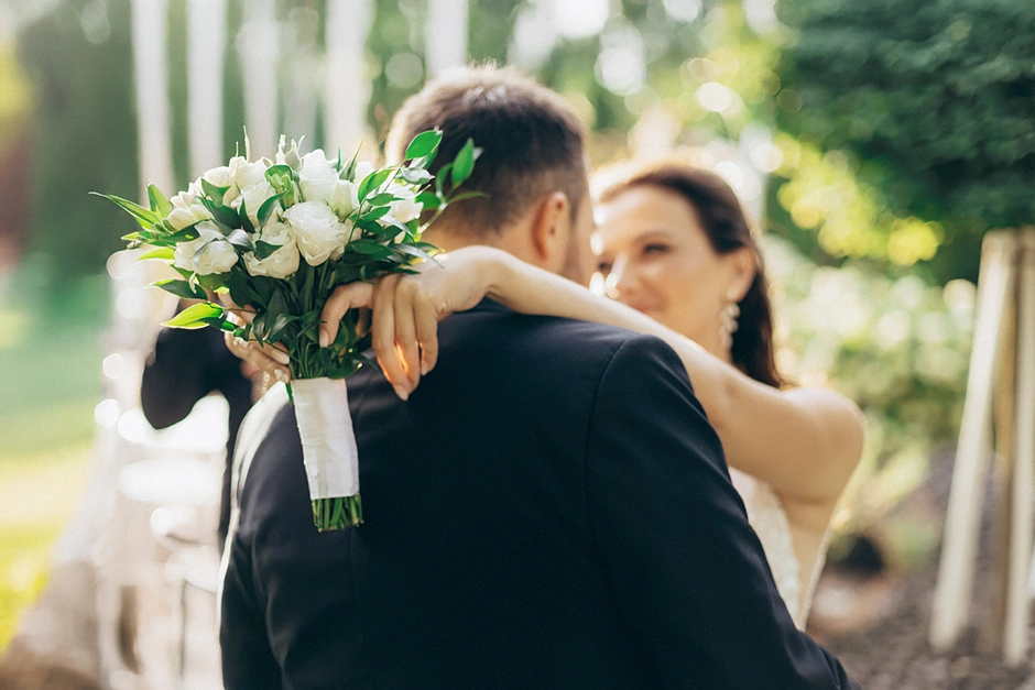Romantyczna sesja ślubna w malowniczym ogrodzie, pełna miłości i radości.