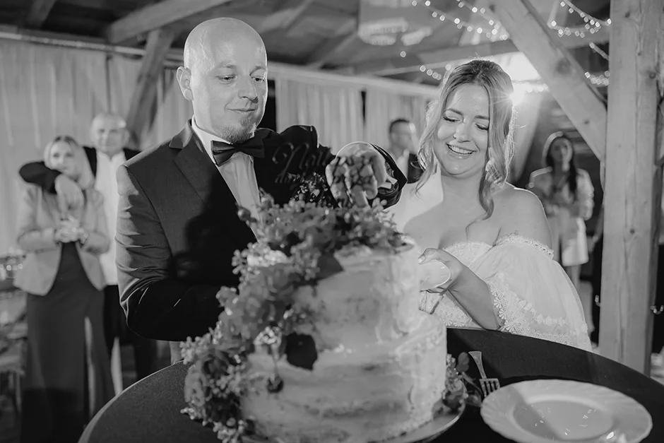 Fotograf Kraków, reportaż ślubny z sali weselnej w Małopolsce, styl rustykalny, kamerzysta, wedding content creator Kraków