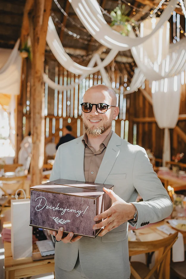 Fotograf Kraków, reportaż ślubny z sali weselnej w Małopolsce, styl rustykalny, kamerzysta, wedding content creator Kraków