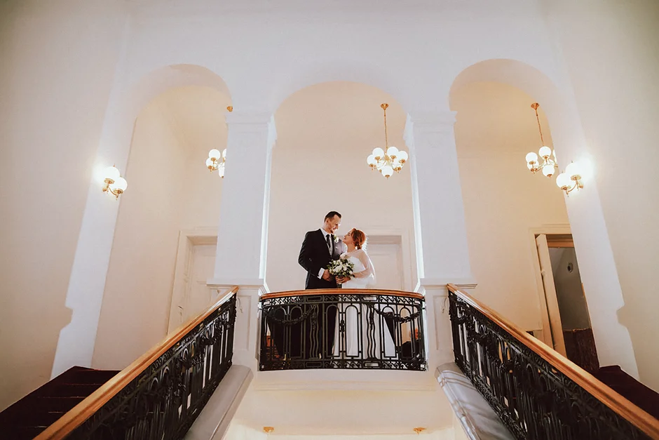 Sesja ślubna – romantyczne ujęcia Pary Młodej w plenerze